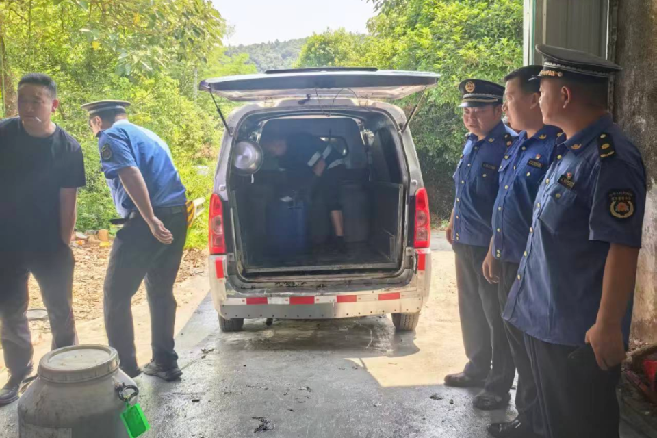 雨花城管联合多部门查处一处非法存贮地沟油窝点