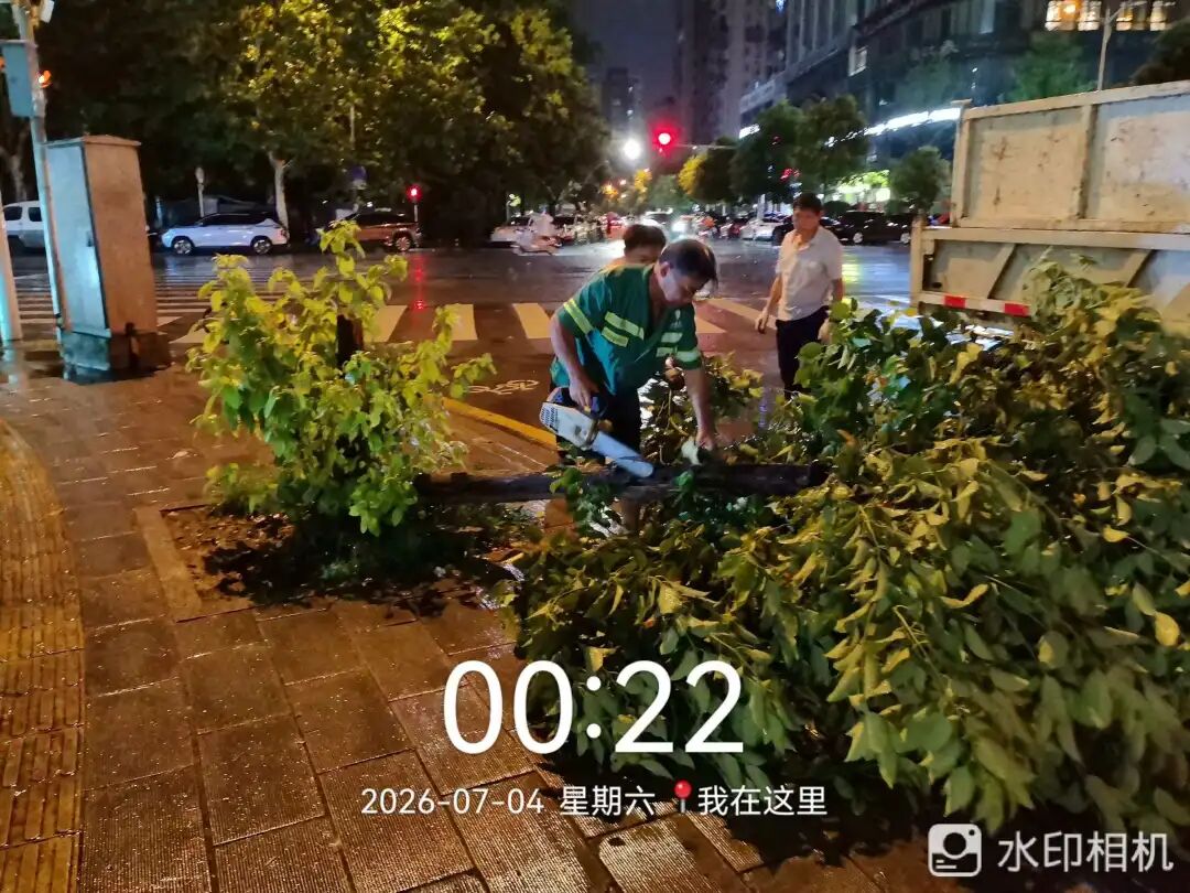一夜风雨，一路畅通！长沙城管人彻夜守护