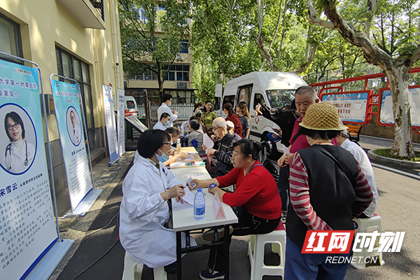 中南院社区：雨花护“心”行动：中医义诊零距离 健康守护到门前