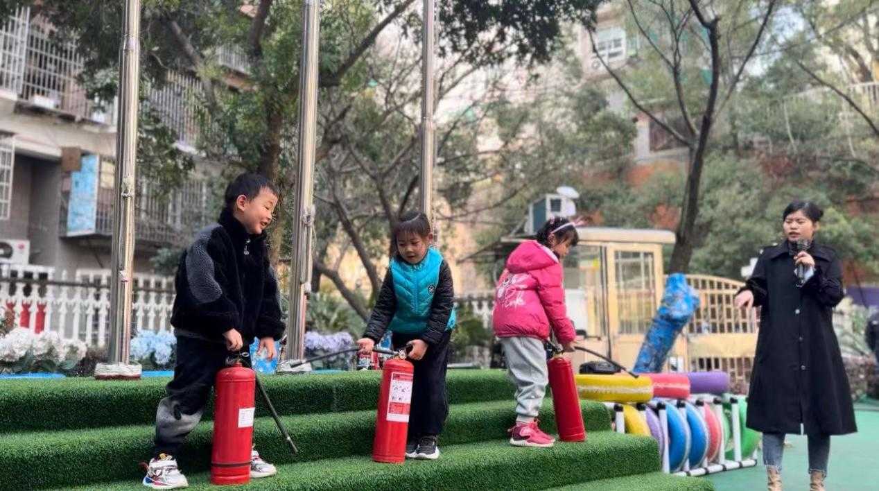车站南路社区：联合万婴幼儿园开展消防演练活动