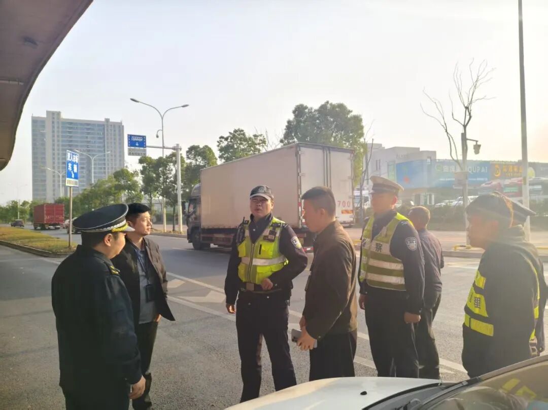 劝离摊贩、疏导违停......跳马镇多部门联合整治见实效